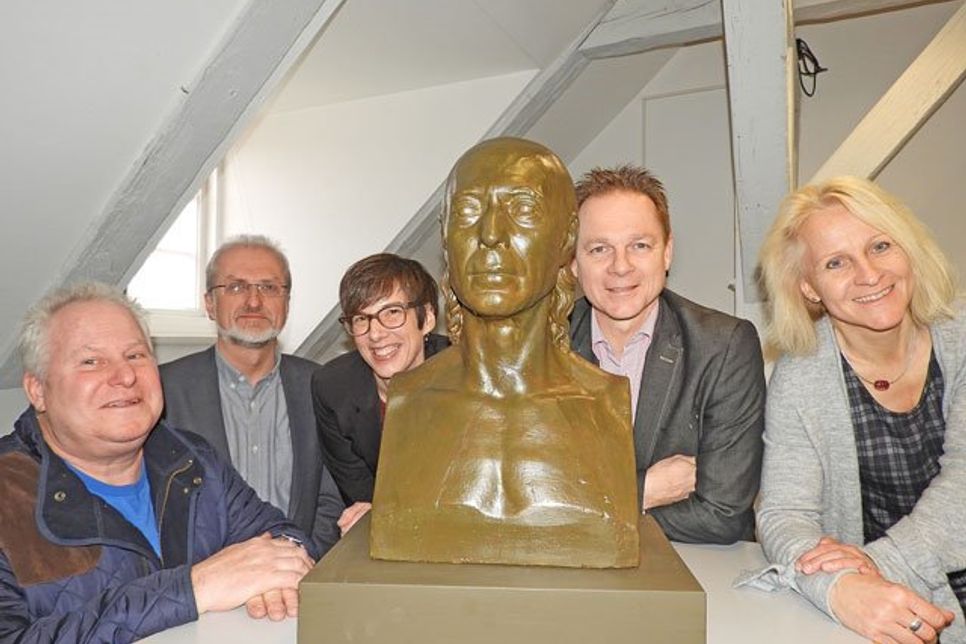 Ehrenbezeugung für einen bedeutenden Kopf: Restaurator Joachim Rosehr, Dr. Frank Baudach, Claudia Freutel (Fielmann Eutin), Carsten Behnk (Bürgermeister) und Tanja Dietrich (Voß-Gymnasium) kamen zur offiziellen Übergabe.