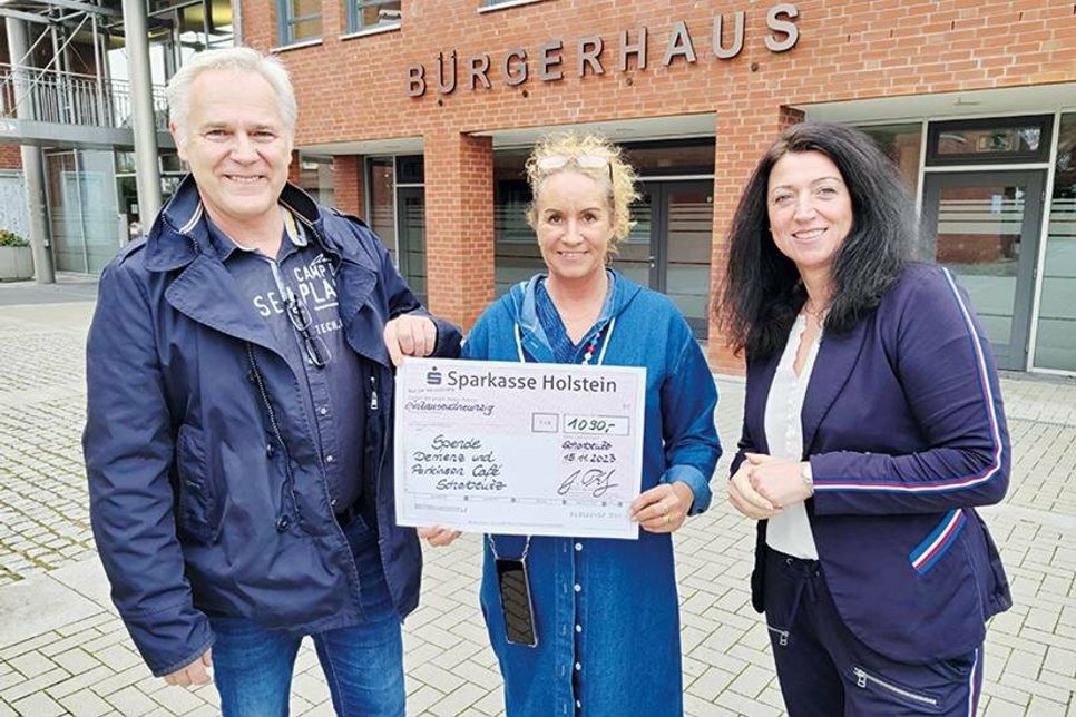 Jan Platz bei der symbolischen Scheckübergabe an Daniela Imkamp vom Demenz- und Parkinsoncafé (Mitte) und Bürgermeisterin Bettina Schäfer.