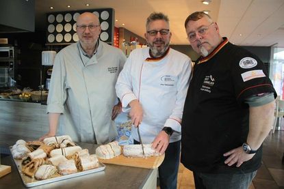 Bei der Stollenprüfung: Michael Kock, Backstubenleitung bei „Mien Backstuuv“, Stollenprüfer Jens Wallenstein und Stellvertrtender Obermeister Andreas Seßelberg (v. lks.). Ein guter Butterstollen hält sich übrigens vier bis fünf Monate.