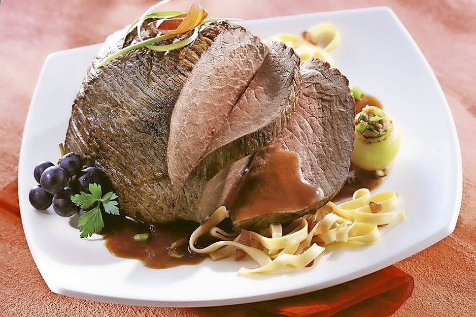 Das Weihnachtsessen mit einem Rinderbraten nach Burgunder Art entspannt genießen. Foto: djd/qs-live.de