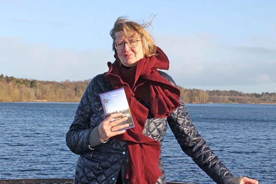 Marina Vogler an einem ihrer „Lieblingsplätze“, die in ihrem Roman eine Rolle spielen,  in Schlossnähe am Eutiner See.