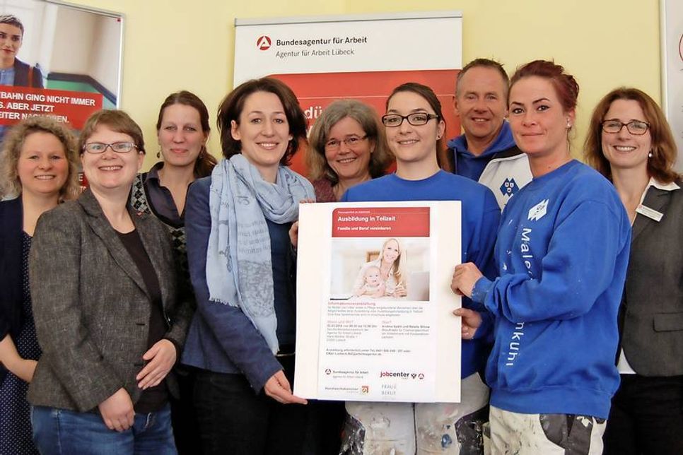 Andrea Späth (Arbeitsagentur), Natascha Mix, Thomas Lehmkuhl und Sandra Marx (Malereifachbetrieb Klaus Lehmkuhl), Corinna Tabor und Svetlina Grabow (Hörgeräteakustik Tabor - Hören und Verstehen), Natalie Bibow (Jobcenter), Nicole Derber (Handwerkskammer Lübeck) sowie Jennifer Bunge (Beratungsstelle Frau &amp; Beruf) erzählen wie Ausbildung in Teilzeit funktioniert (v. re.).