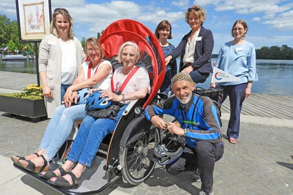 Menschen, Natur, Stadt hautnah erleben, den Wind im Haar inklusive: Was alle lieben, die gern radfahren, wird durch das Rikscha-Projekt „Radeln ohne Alter“ des Pflegestützpunktes Ostholstein mit Unterstützung der Eutiner Fahrradinitiative auch für die Menschen möglich, die nicht (mehr) selbst in die Pedale treten können. Das Urteil von Passagierin Elisabeth Quante, die mit Tochter Marion Krebs Platz nahm, fällt eindeutig aus: „Herrlich!“. Da strahlten auch der Pilot und das Team des Pflegestützpunktes.