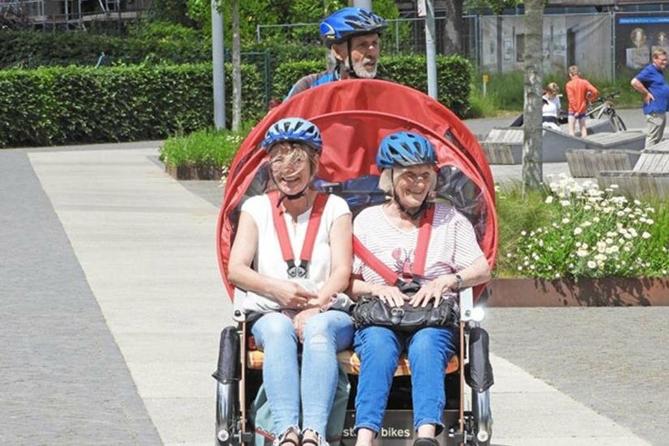 Unterwegs in der Stadtbucht: Für Elisabeth Quante ist der Ausflug mit Tochter Marion Krebs möglich, weil Heinz Georgi-Dittrich in die Pedale tritt.
