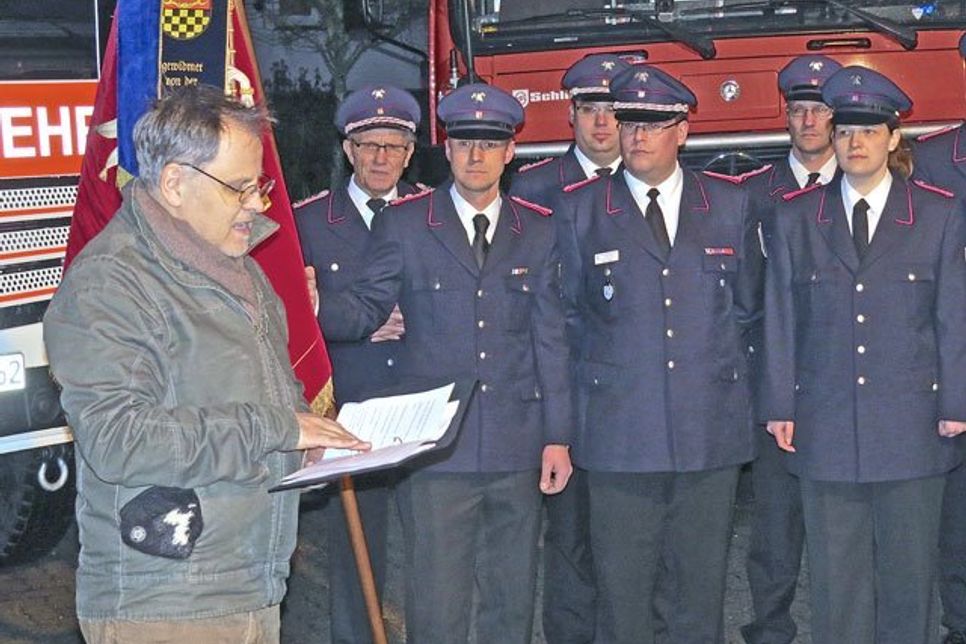 Pastor Stefan Grützmacher segnet Einsatzkräfte und Fahrzeug.