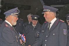 Gemeindewehrführer Heino Kreutzfeldt gratuliert Wehrführer Ralf Klesny bei der symbolischen Schlüsselübergabe.