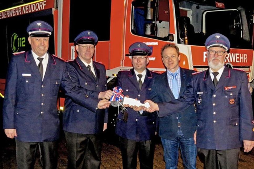 Den Schlüssel zum neuen Löschfahrzeug halten sie fest in der Hand: (v.l.) Wehrführer Ralf Klesny, Gerätewart Martin Hube, Gruppenführer Sebastian Reinke, Bürgermeister Carsten Behnk und Gemeindewehrführer Heino Kreutzfeldt.