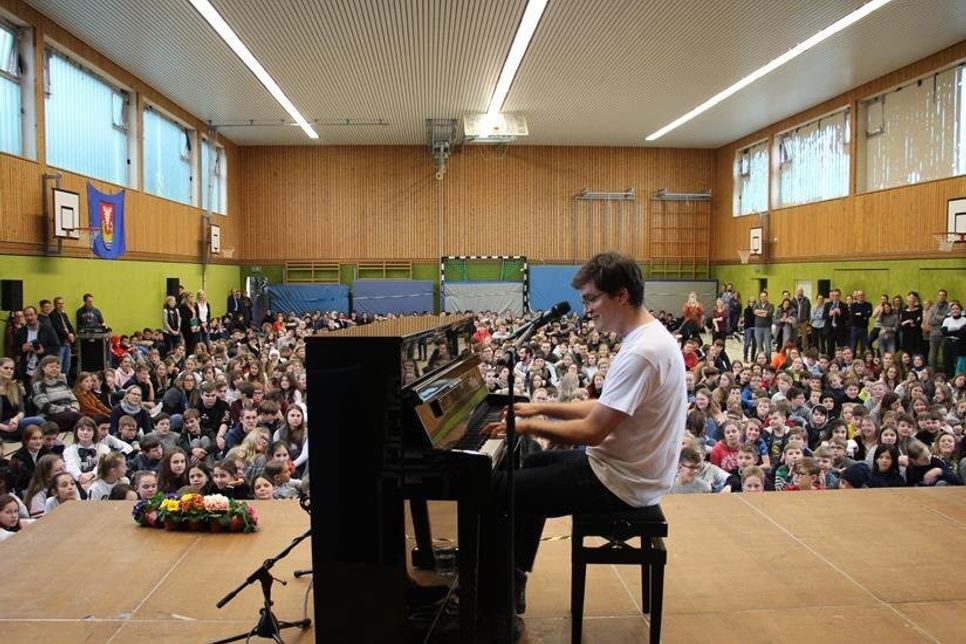 Der prominente Pate Bodo Wartke spielte sogar noch eine Zugabe und sorgte bei den Schülern für großen Applaus und viele Lacher.