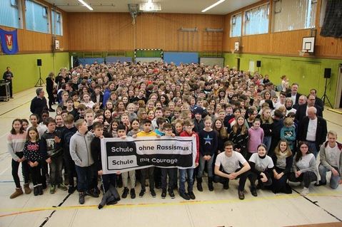 Alle gemeinsam für das selbe Ziel: „Wir wollen eine Schule ohne Rassismus und mit Courage sein!“