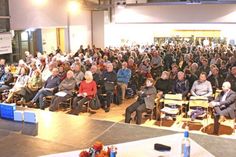 Damit hatten selbst Optimisten nicht gerechnet: Der große Saal in der Aula am Schiffsthal war bestens besucht, als die Stadtwerke Plön über ihren geplanten Breitbandausbau informierten.