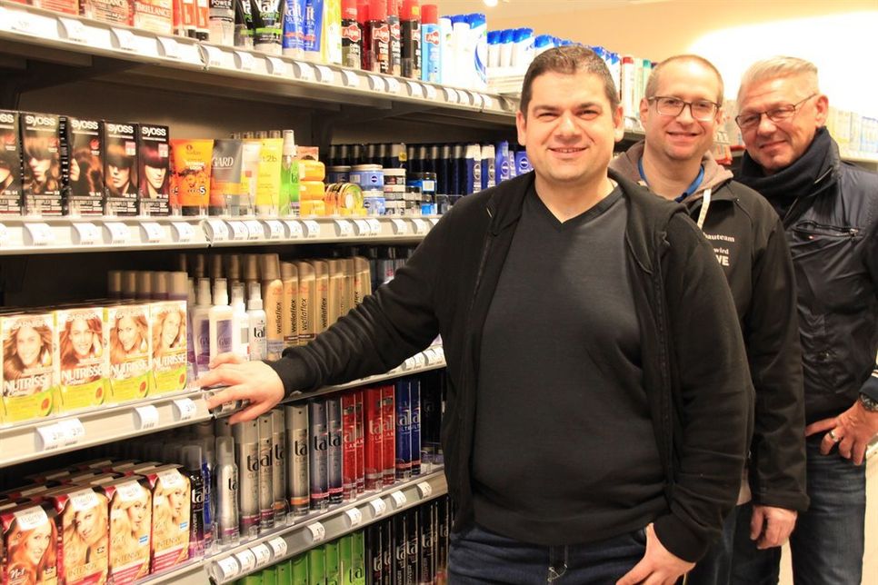 Marktmanager Idris Ciftci, Vertriebsplaner Carsten Laas und Vertriebsleiter Peter Reichelt (v. lks.) freuen sich auf das neue Erscheinungsbild des ehemaligen sky-Marktes.