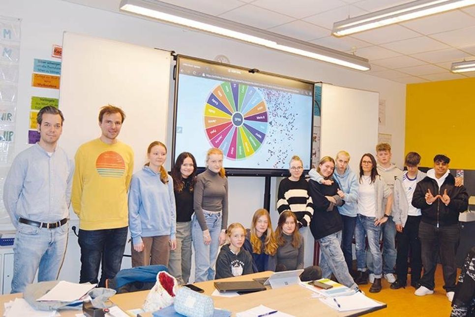 Die 8d der Cesar-Klein-Schule mit Stufenleiter Steffen Mascher (l.), Mathelehrer Jan Maaßen (2.v.l.) und Klassenlehrerin Yvonne Badke vor dem interactive flat panel. Von der neuen Technik sind Lehrer wie Schüler gleichermaßen begeistert.