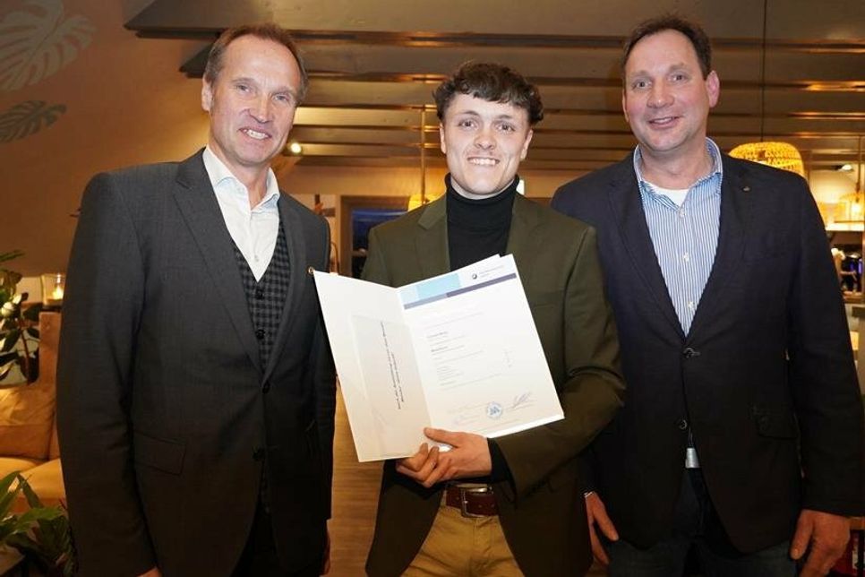 Innungsbester Lennart Wiebe nahm die Glückwünsche von Obermeister Thoralf Volkens (lks.) und seinem Chef Kai Schoske (re.) entgegen.