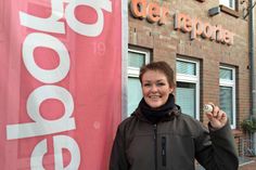 Glücksfee Claudia Meschter aus Neustadt bei der öffentlichen Ziehung im Verlagshaus.