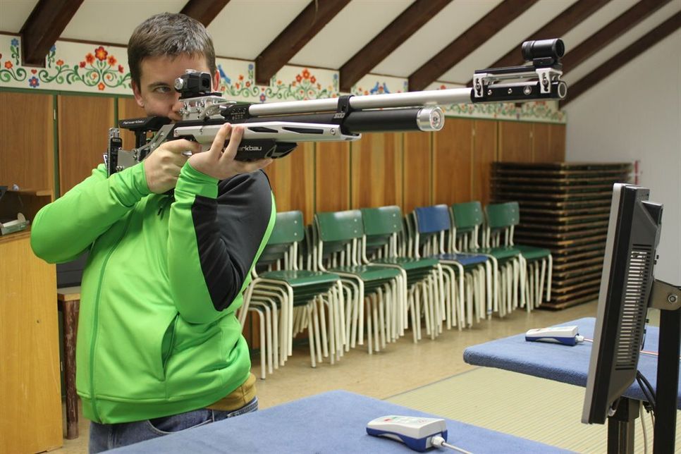 Jack Rossiter beim Training auf dem elektronischen Schießstand. Beim Wettkampf am vergangenen Sonntag schoss er vor den Augen seines australischen Nationaltrainers, der zu einem Kurzbesuch in Kassau weilte.
