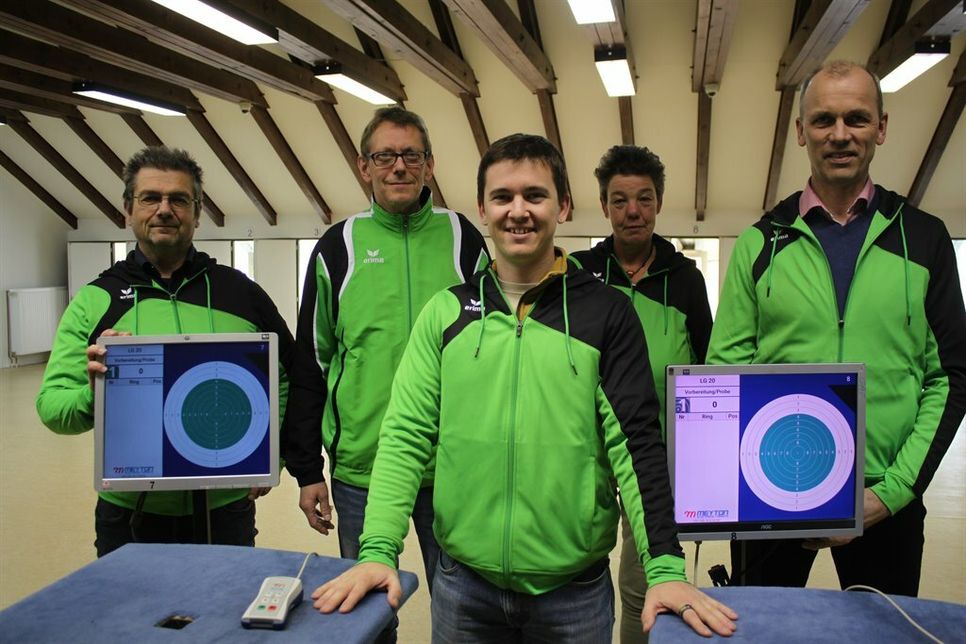 Die Protagonisten des SSV Kassau mit Gastspieler: Trainer Andreas Berthold, Jugendleiter Uwe Weede, Jack Rossiter, 1. Vorsitzende Anka Venohr und 2. Vorsitzender Stephan Dohm (v. lks.).