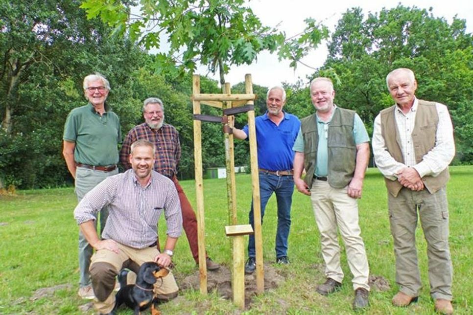 Diese Herren sind die Ausbilder der Kreisjägerschaft Eutin – Otto Witt, Christian Meissner, Martin Rollmann mit Dackeldame Esche, Thomas Trautermann, Detlef Butz und Konrad Gröne (es fehlt Dr. Sönke Steffens) stehen um die Amerikanische Roteiche, die ihnen der letzte Lehrgang geschenkt hat – und bieten ab Oktober wieder einen Jungjägerkursus an.