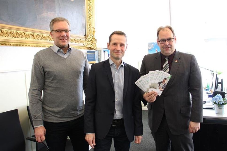 Bürgermeister Mirko Spieckermann mit dem Technischen Leiter der Stadtwerke Neustadt Michael Scherf und Matthias Schubert, Prokurist Vereinigte Stadtwerke (v. re.).