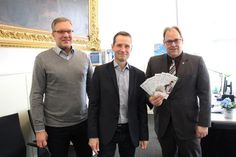 Bürgermeister Mirko Spieckermann mit dem Technischen Leiter der Stadtwerke Neustadt Michael Scherf und Matthias Schubert, Prokurist Vereinigte Stadtwerke (v. re.).
