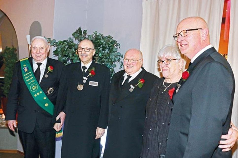 Majestät Willi Wiese, der 1. Ältermann Hans-Peter Flindt, der 2. Ältermann Uwe Wolters, Merry Wiese und der 3. Ältermann Karsten Prokoph zum Gildeball im Foyer des Oldenburger Schützenhofes.  Bilder: Rolf Braun