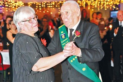Majestät Willi Wiese mit Ehefrau Merry beim Eröffnungstanz.