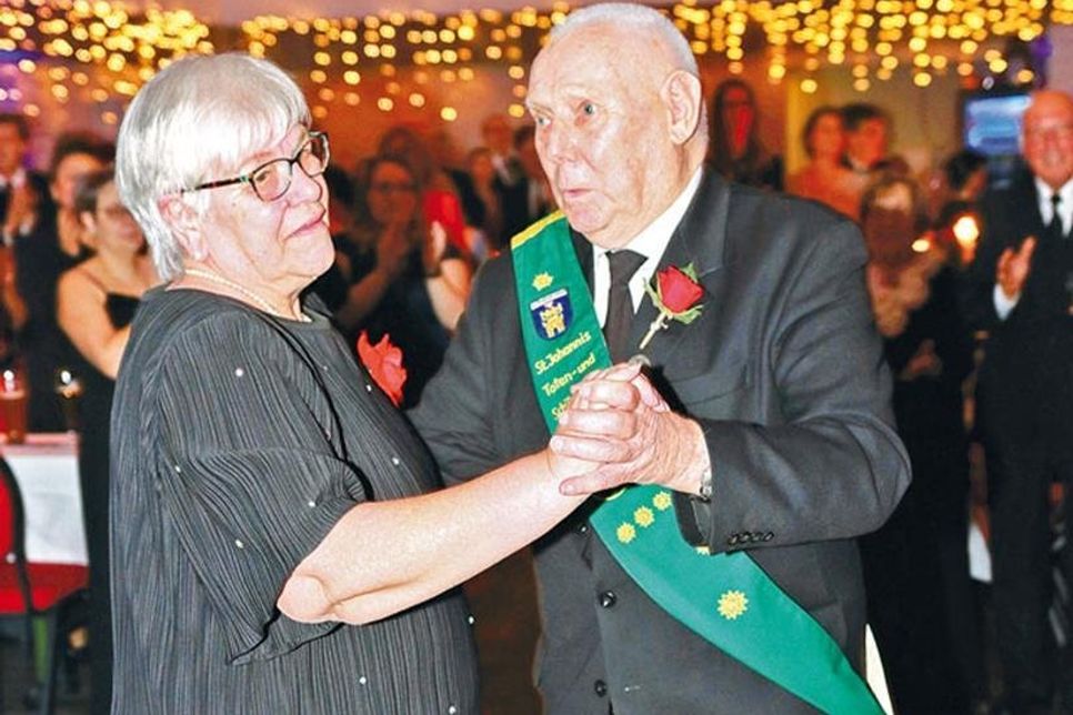 Majestät Willi Wiese mit Ehefrau Merry beim Eröffnungstanz.