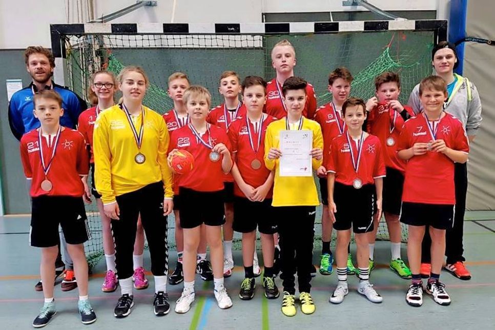 Nico Frewert (Trainer), Aida Mittag, Henry Stobbe, Luis Schwoon, Thore Garms, Tom Mittag, Linus Munzel, Yannik Holtz (Co-Trainer) (hinten v. lks.); Jamie Birkner, Cheyenne Schmude, Jacob Guttau, Bennet Kern, Jeffrey Diederitz, Leif Schuck, Jannik Fuhrmann (vorne v. lks.).