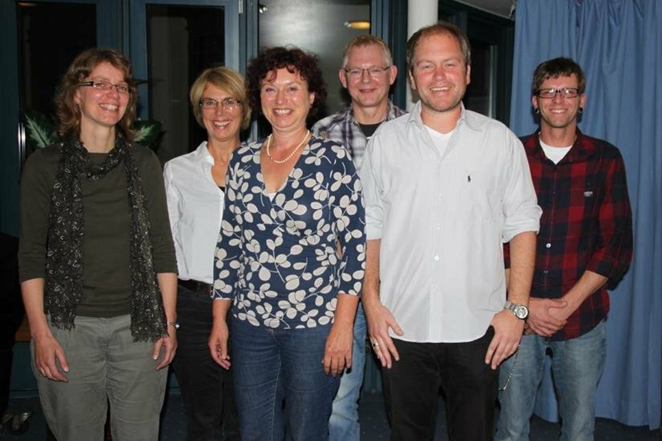 Der erste Vorstand im September 2011: Kassenwartin Sabine Stryga, Schriftführerin Tamara Weegé-Esmann, 2. Vorsitzende Beatrix Spiegel, Beisitzer Karl-Heinz Schumacher, 1. Vorsitzender Mano Salokat und Beisitzer Tobias Mayer (v. lks.).
