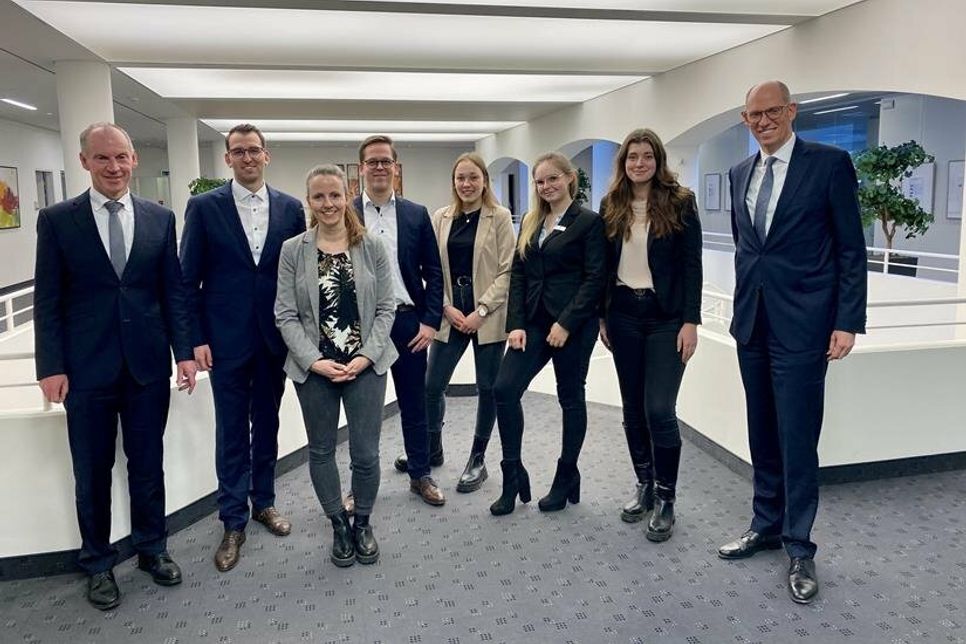 Dr. Rainer Bouss (Vorstandsmitglied), Christopher Nilsson, Laura Pieper (Ausbildungsleiterin), Luca Meyer, Lara Scheff, Julia Freese, Julia Kolz und Dirk Dejewski (Vorstandsmitglied) (v. lks.).