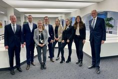 Dr. Rainer Bouss (Vorstandsmitglied), Christopher Nilsson, Laura Pieper (Ausbildungsleiterin), Luca Meyer, Lara Scheff, Julia Freese, Julia Kolz und Dirk Dejewski (Vorstandsmitglied) (v. lks.).