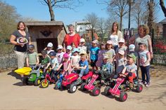 Bujendorf. Mareile Koops, Inhaberin von der Ergotherapiepraxis „ErgoVital“ in Heiligenhafen, überreichte der Kindertagesstätte „Kindernest“ des Deutschen Kinderschutzbundes neue Außenfahrzeuge. Die Kinder der Piraten- und Sonnenscheingruppe freuten sich riesig darüber und starteten sogleich eine Testfahrt. (red)