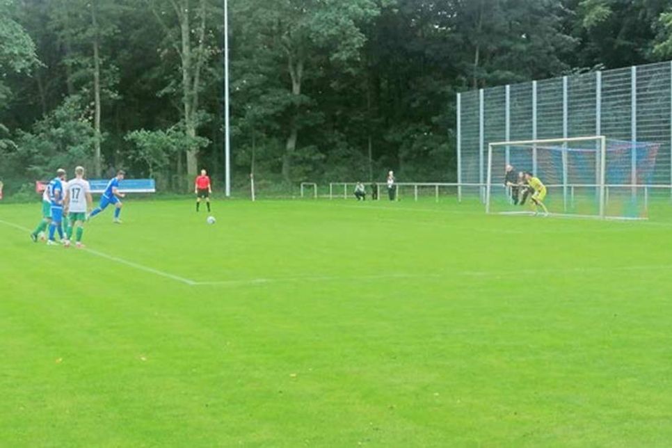 Eiskalt: Tim Röben verwandelt den Elfmeter zum 1:0.