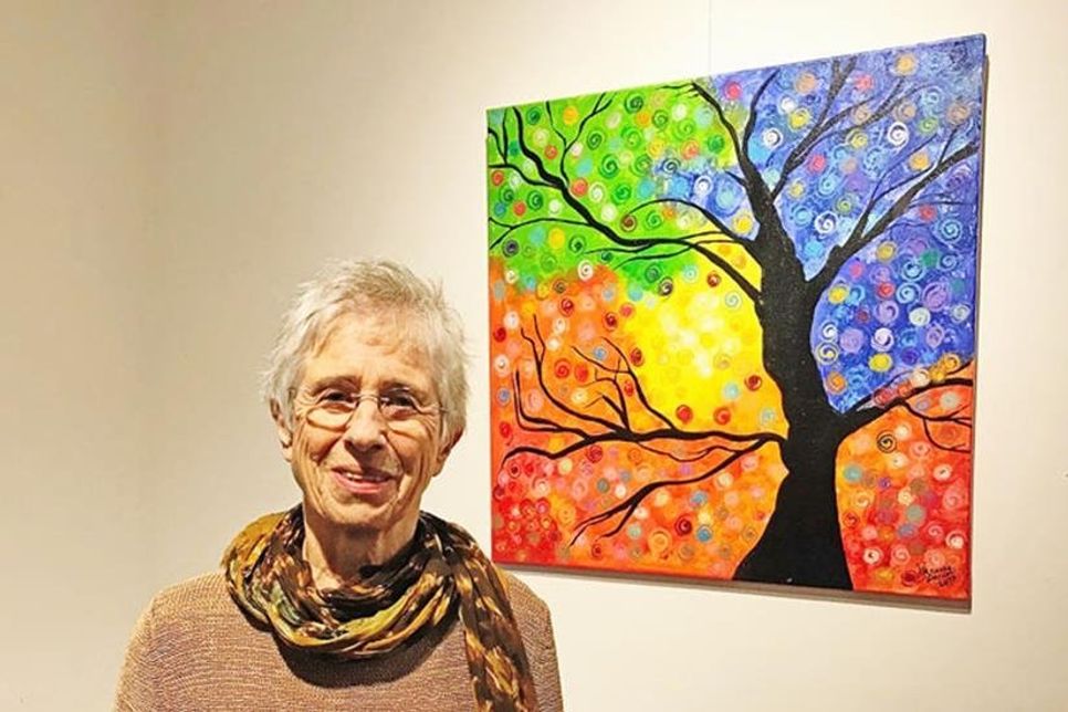 Ingrid von Hänisch neben ihrem Lieblingsbild. Sie unterstützt die Ausstellung mit ihrer Stiftung Menschenwürdiges Leben.BILD „Ausstellung_Bürgermeister“