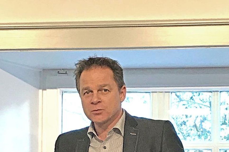 Eutins Bürgermeister Carsten Behnk zeigte sich von den Bildern beeindruckt und lobte bei seiner Rede das Engagement für Flüchtlinge.