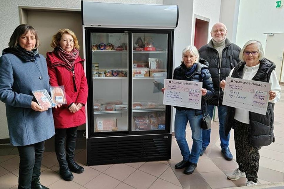 Brandenburg-Betriebsleiterin Birgit Kutzner-Schwartz (von links) mit Gabriele Dede und Margarete Streich (Tafel) sowie Heinz Meyer und Rotraud Schwarz (Aktivgruppe) vor dem neuen Profi-Kühlschrank in der Ausgabestelle der Timmendorfer Tafel im Kurmittelhaus.