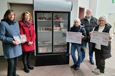 Brandenburg-Betriebsleiterin Birgit Kutzner-Schwartz (von links) mit Gabriele Dede und Margarete Streich (Tafel) sowie Heinz Meyer und Rotraud Schwarz (Aktivgruppe) vor dem neuen Profi-Kühlschrank in der Ausgabestelle der Timmendorfer Tafel im Kurmittelhaus.