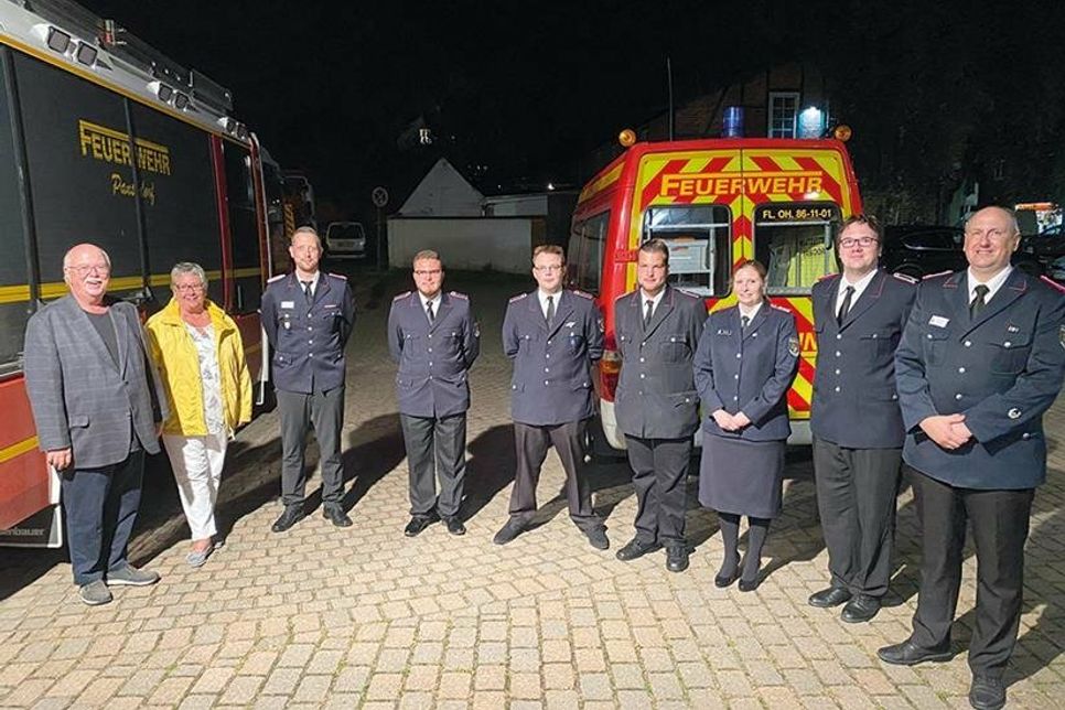 Gruppenbild mit den Beförderten (v.l.): 1. stv. Bürgermeister Heinz-Klaus Drews, Bürgervorsteherin Gabrielle Spiller, Gemeindewehrführer Christian Ziemann, Kay Kachouri, Tim Wenske, Fynn Otte, Kim Bäumner, Fabian Leitner, Ortswehrführer Marco Krebs.