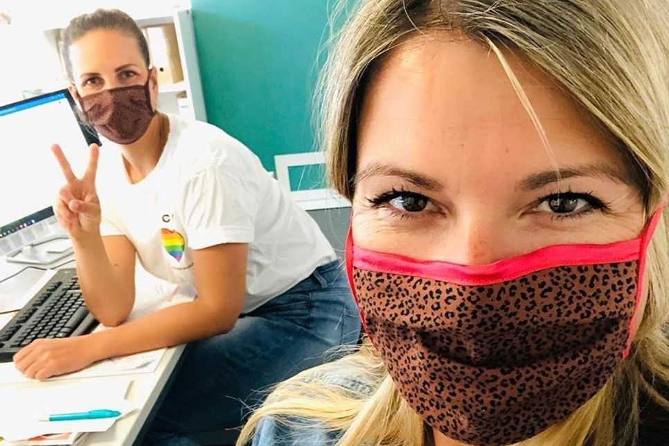 Unsere reporter-Redakteurinnen Kristina Kolbe (lks.) und Gesche Muchow haben sich mithilfe der reporter-Nähanleitung den Mund-Nasen-Schutz selbst genäht.