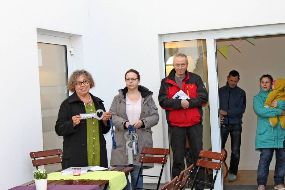Andrea Mischko, Nadine Meyer und Dr. Wolfgang Broxtermann (v. lks.) überreichten den Spendern ein Dankeschön.