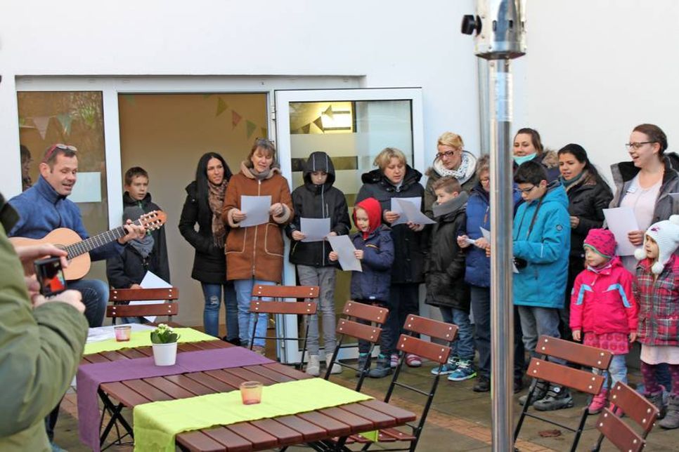 Gemeinsames Singen bei der Einweihung mit den Kindern.