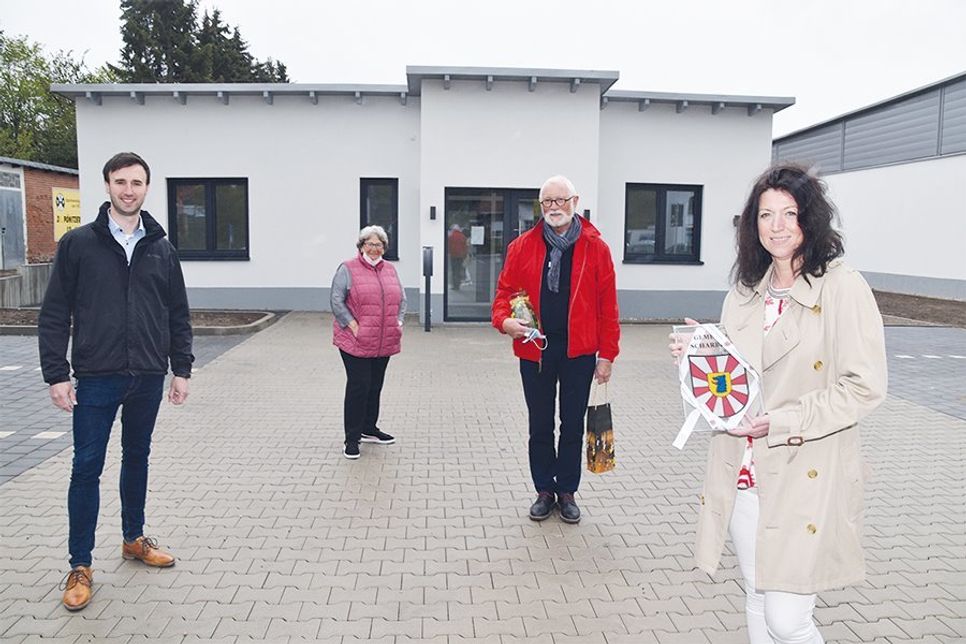 Nils Lund, Architekt im Bauamt der Gemeinde (von links), Dorfvorsteherin Regina Scharnweber, Dr. Claus Meyer-Tauffmann und Bürgermeisterin Bettina Schäfer bei der offiziellen Übergabe des Arzthauses in Pönitz.