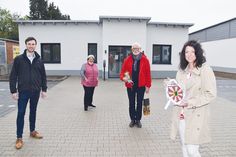 Nils Lund, Architekt im Bauamt der Gemeinde (von links), Dorfvorsteherin Regina Scharnweber, Dr. Claus Meyer-Tauffmann und Bürgermeisterin Bettina Schäfer bei der offiziellen Übergabe des Arzthauses in Pönitz.