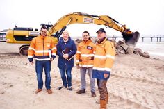 Baubesprechung am Niendorfer Strand (v.li.): Marco Schellhammer (Ingenieurbüro Dr. Lehners + Wittorf), Gesine Muus (Werkleiterin des Kurbetriebes), Bauleiter Eugen Materi und Schachtmeister Paul Rath (beide Strabag). (Foto: René Kleinschmidt)