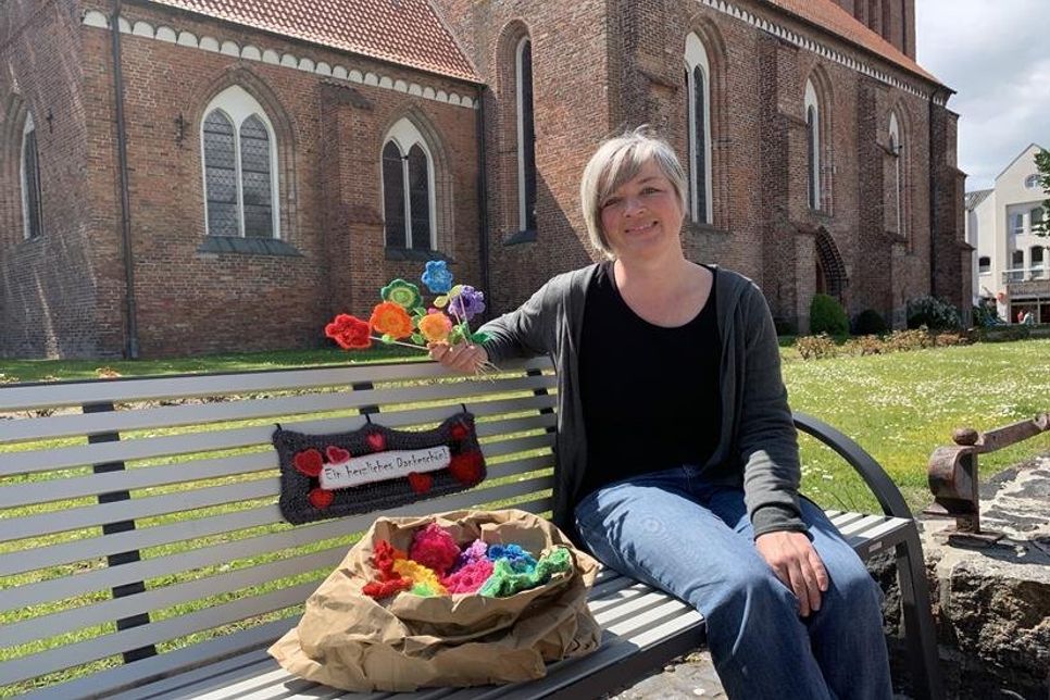 Heike Rhein hat 150 Häkelblumen angefertigt, die ab Freitag an der Kirche zu bewundern sind.