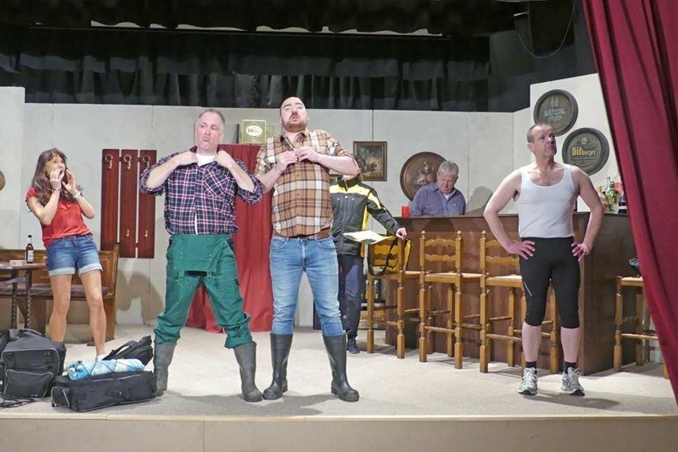 Die Bauern Jan Jensen (Dennis Schildknecht), Jens Jansen (Bent Hirschelmann) und Richard Bauer (Jörg Schössow) sind auf der Suche nach der Frau fürs Leben – ob es da so erfolgversprechend ist, einen Strip hinzulegen? Nach drei Jahren Pause steht die Ahrensböker Theatergruppe wieder mit „Landeier“ auf der Bühne, in neuer Inszenierung ist „Bauern suchen Frauen“ nochmal witziger und rasanter – zu erleben ab Freitag im Ahrensböker Bürgerhaus.