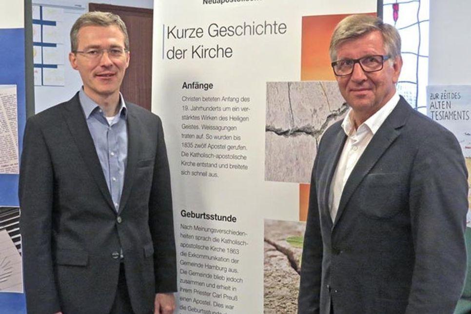 Gemeindevorsteher und Priester Frank Meier (l.) und sein Vorgänger im Amt, Raimund Paugstadt, setzen sich dafür ein,  das hundertjährige Bestehen der Gemeinde gebührend zu würdigen. Foto/Collage: Hasse