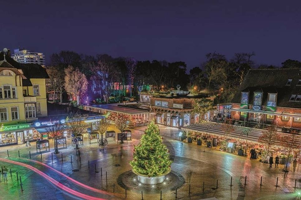 Der weihnachtlich beleuchtete Timmendorfer Platz mit dem geschmückten Tannenbaum.