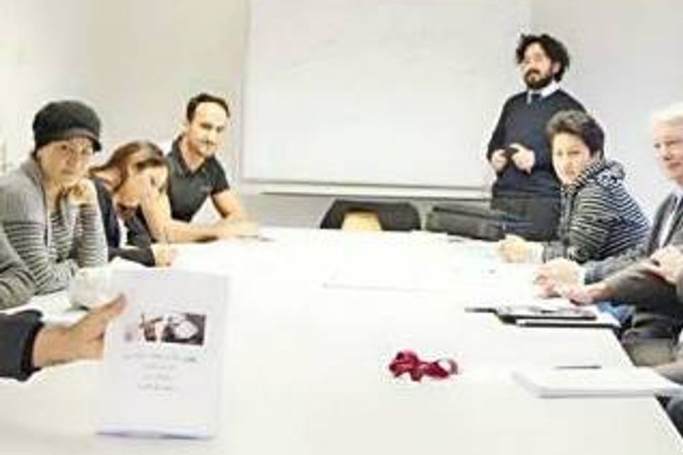 Was bedeutet Freiheit? Ehsan Abri (stehend) vermittelt Ankömmlingen in ihrer Landessprache Basiswissen über Demokratie und Menschenrechte. Maren Sterzik (v.re.), Koordination der ehrenamtlichen Flüchtlingshilfe Preetz, Bürgermeister Björn Demmin und Axel Steinbach von der Schön-Stiftung stellten das Bildungsprojekt auf einem Pressetermin vor.