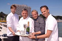 Freuen sich auf die Premiere von „Streetfood auf dem Silbertablett“ (von links): Felix Becker (Grand Hotel Seeschlösschen), Lutz Niemann („Orangerie“ im Maritim Seehotel), Sebastian Hamester („Horizont“ im Strandhotel Fontana) und Jan Schumann (Café Engels Ecks). (Foto: René Kleinschmidt)