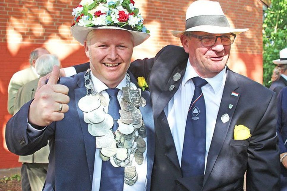 Josef Karshüning (rechts) der Königsschütze
